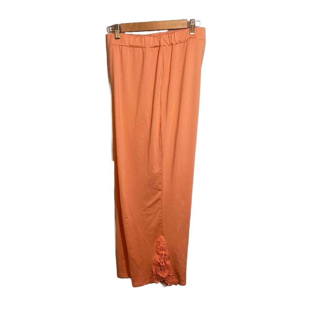 Plus Size Stretchy Coral Crop Pants with Appliqué at the Ankle